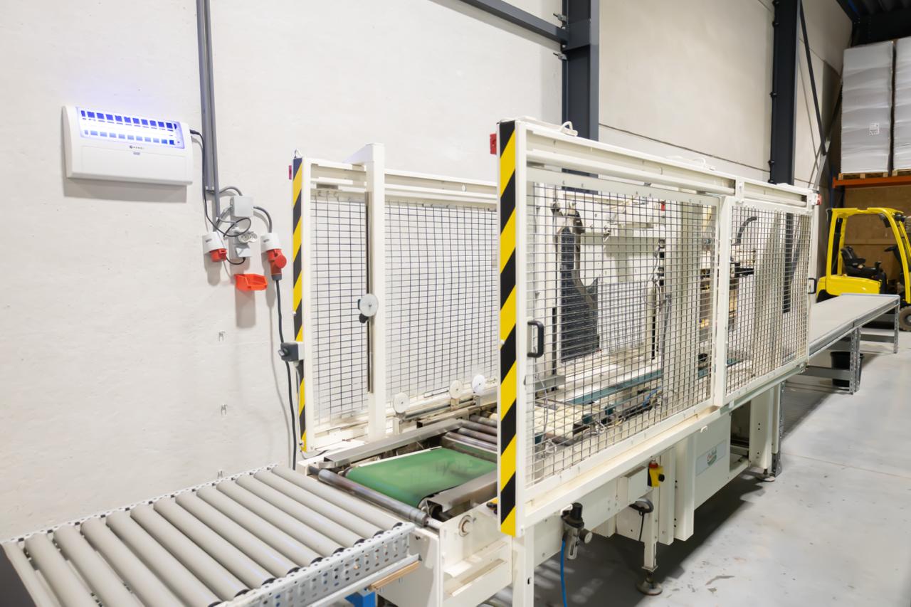 Afgeschermde machine en transportbanden in de verpakkingsruimte